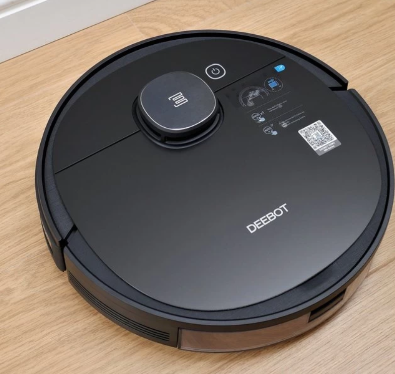 Deebot OZMO 950 steht auf dem Boden